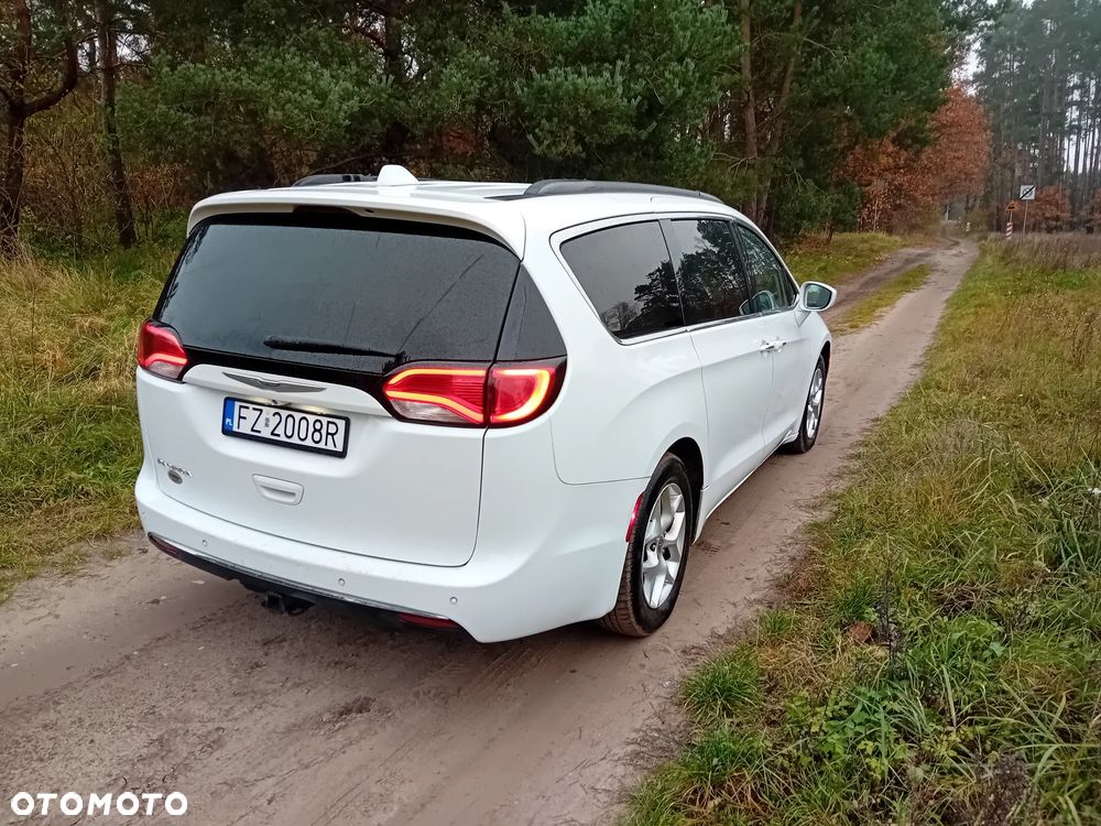 Chrysler Pacifica - 5