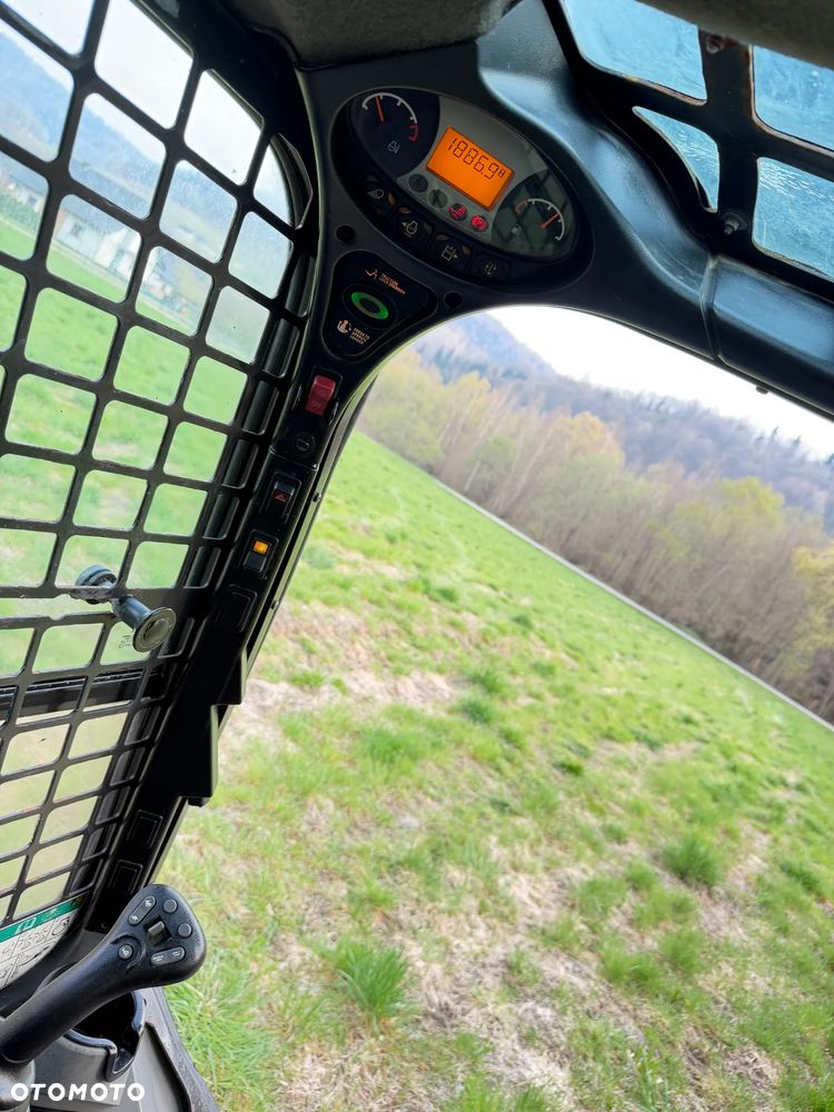 Bobcat S450 ładowarka 4x4 wózek terenowy. Łyżka. Pełne sterowanie z dżojstika jazda i praca. Aktualne serwisy DEKRA 2026r. Dokumentacja Pełna. Silnik Kubota 4cyl 55km. Maszyna Jak Nowa z Salonu! Pochodzi z Norweskiego Gospodarstwa! 2019 rok 1880 mtg! Zero luzów i wycieków. Bardzo mocna i wydajna maszyna o małych gabarytach! Idealna do stajni oraz Budownictwa. OKAZJA TANIO 3 wyjścia Hydrauliczne pod urządzenia!! - 39
