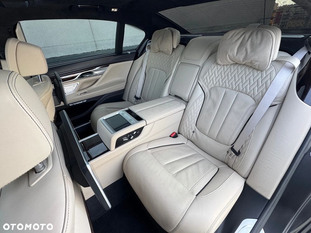 BMW Seria 7 M760Li xDrive - 25