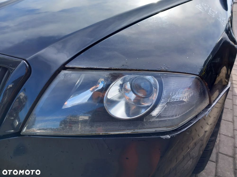 SKODA OCTAVIA II LAMPA REFLEKTOR LEWA PRZEDNIA LEWY PRZÓD CZARNY ŚRODEK - 1
