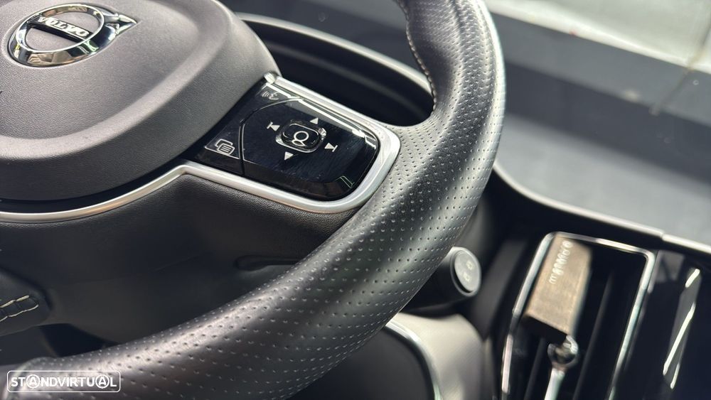 Volvo XC 60 2.0 T8 PHEV R-Design AWD - 32