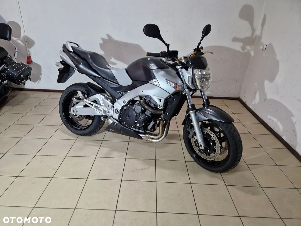 Suzuki GSR - 2