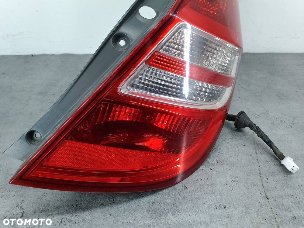 LAMPA TYLNA PRAWA HYUNDAI I30 I 92402-2R0 HATCHBACK - 2