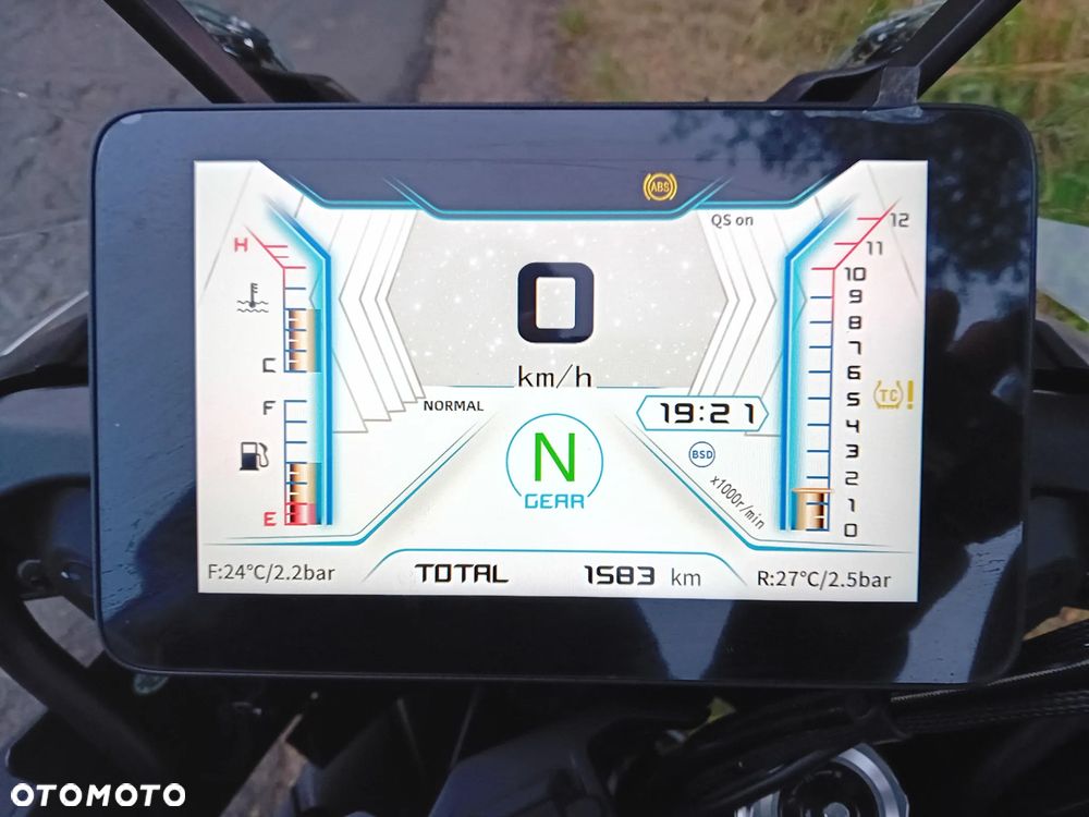 QJMOTOR SRT900SX - 10