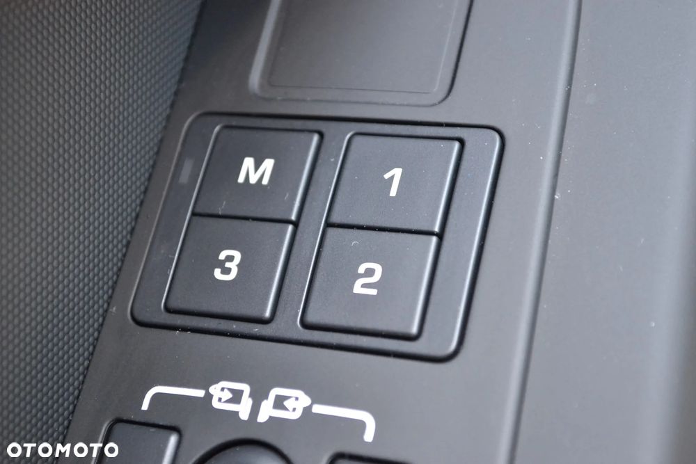 Land Rover Defender 110 D300 X-Dynamic SE - 16