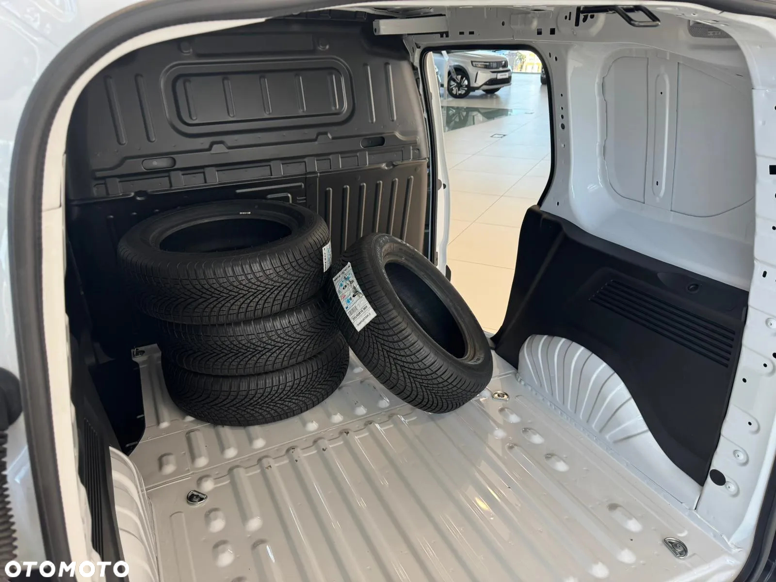 Opel Combo Cargo L1 1000kg 1.5diesel 102km MT6 2025r - 12