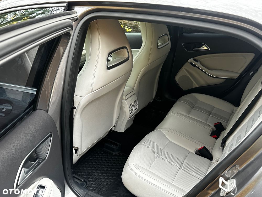 Mercedes-Benz GLA 180 7G-DCT - 16