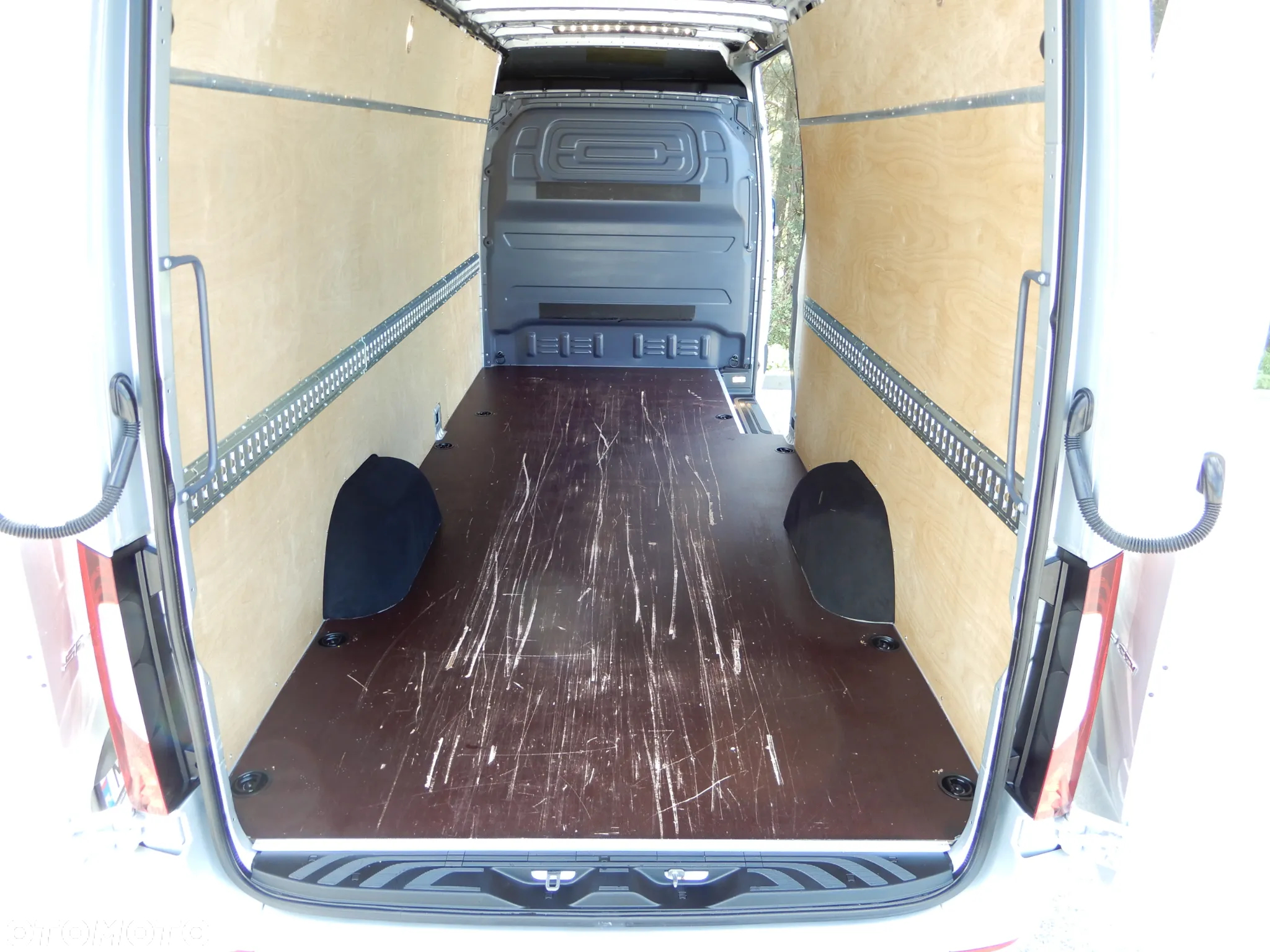 Mercedes-Benz Sprinter 319 CDI V6 3.0 CDI 190 KM 7G-Tronic Plus LONG Max 907 Furgon Blaszak Rozstaw Osi 4325 mm Full Opcja Stan Jak Nowy - 16