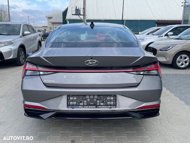 Hyundai Elantra 1.6 l 123 CP 6MT Highway - 12