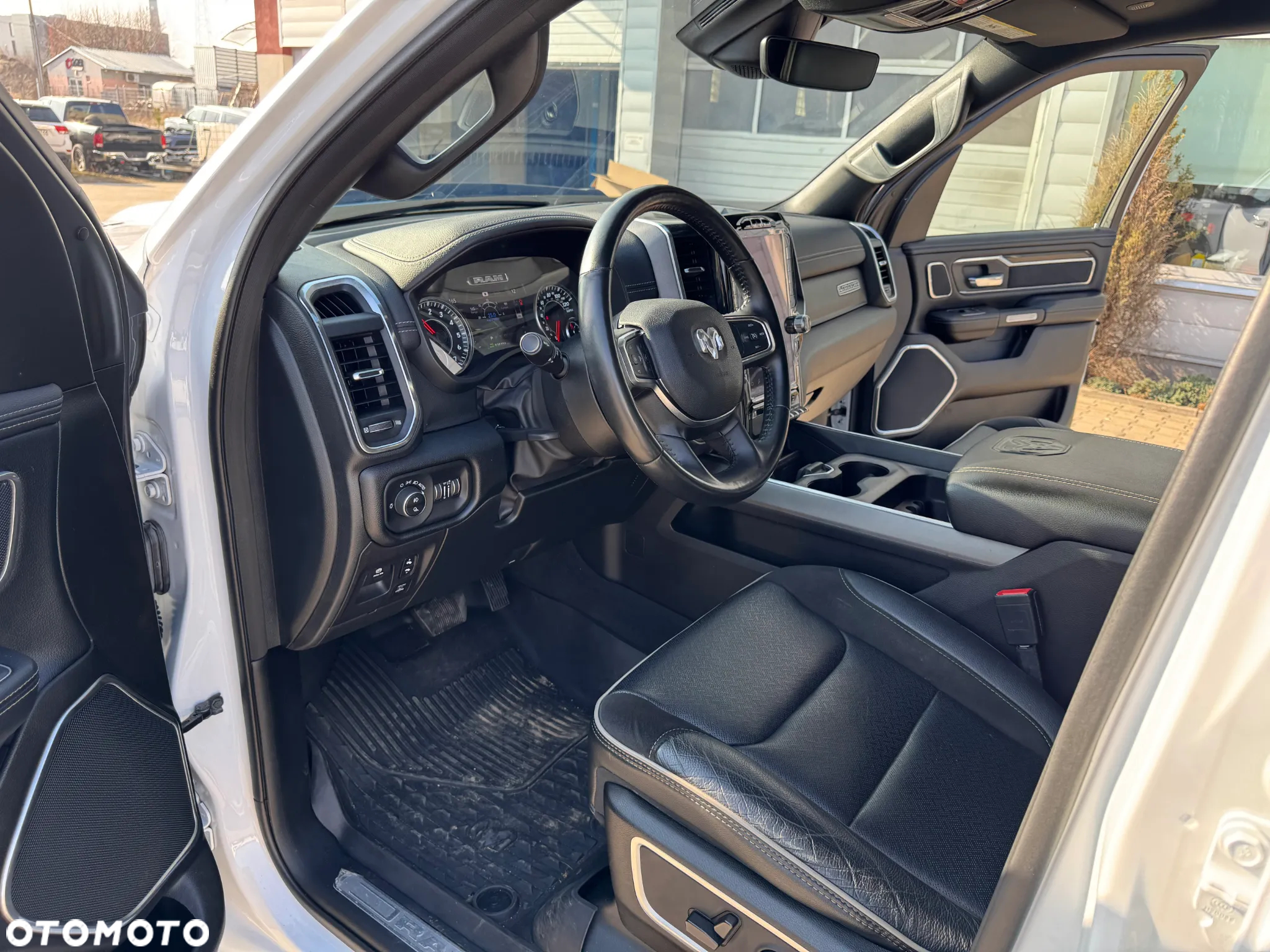 RAM 1500 Quad Cab Laramie - 24