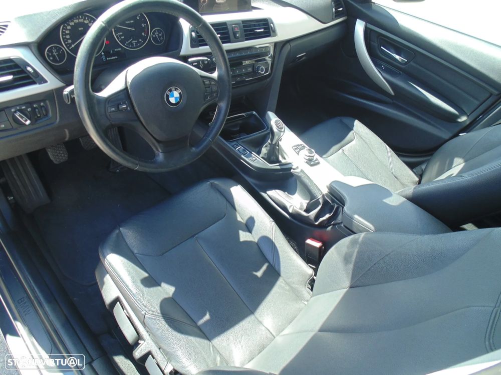 BMW 318 d Touring Line Luxury - 23
