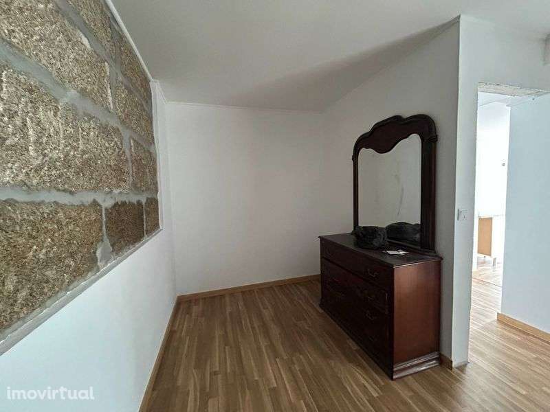 Vende-se moradia no centro de Vila Flor - Grande imagem: 2/9