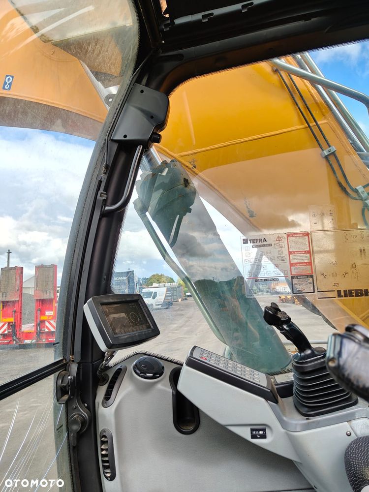 Liebherr R922 - 13