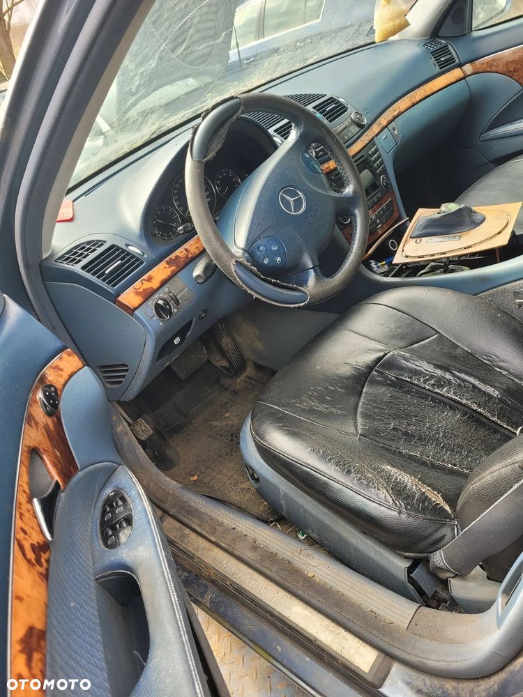 Części- Mercedes W211 Daimlerchrysler e 240 Rok 2003 Pojemność 2597  Moc 130 kw Benzyna - 7