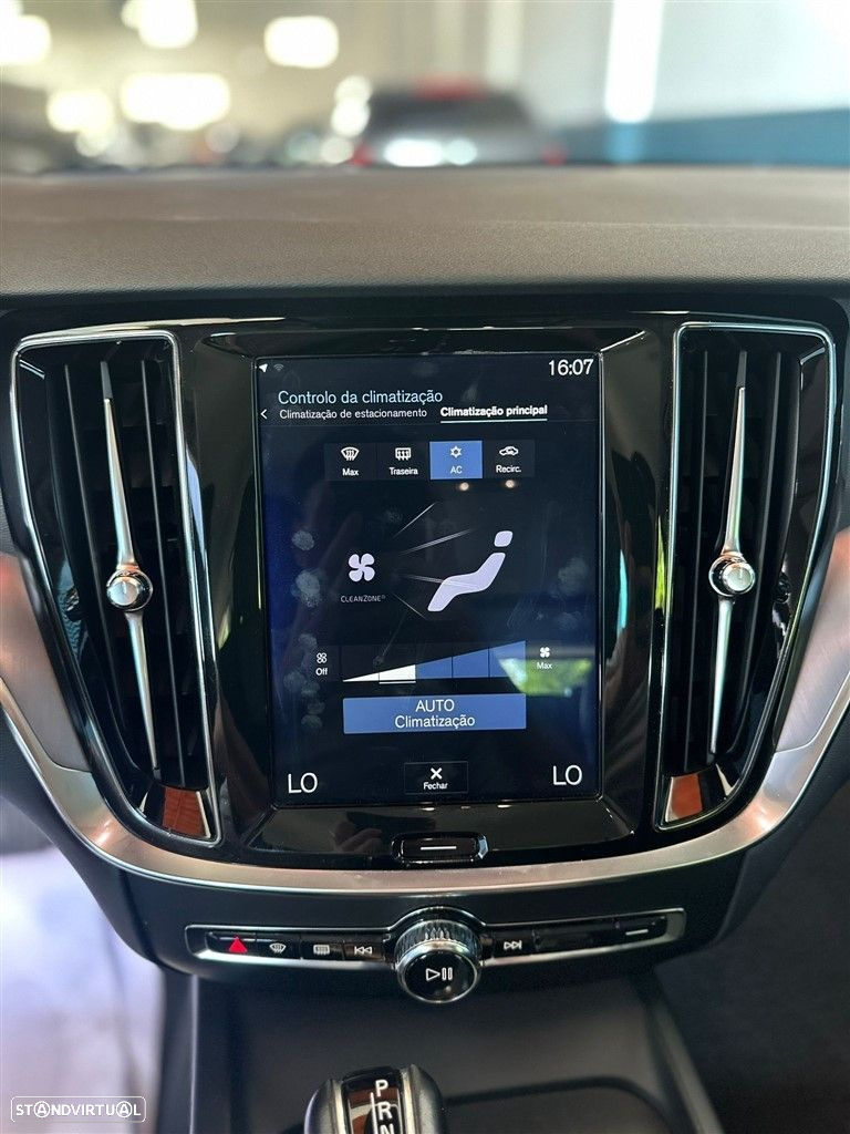 Volvo V60 2.0 D3 Momentum Geartronic - 12