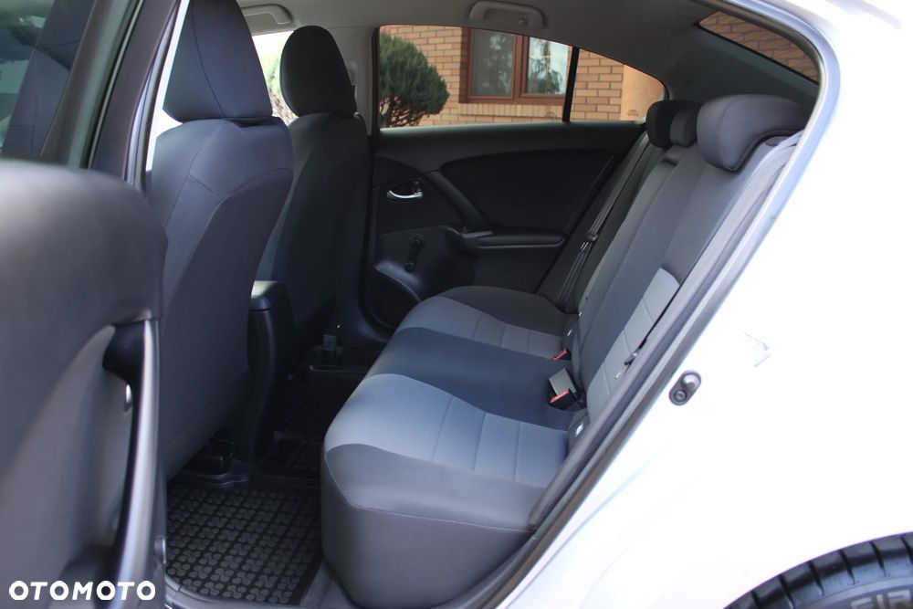 Toyota Avensis 1.6 Active - 18