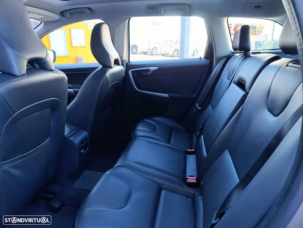 Volvo XC 60 2.0 D4 Momentum Geartronic - 18