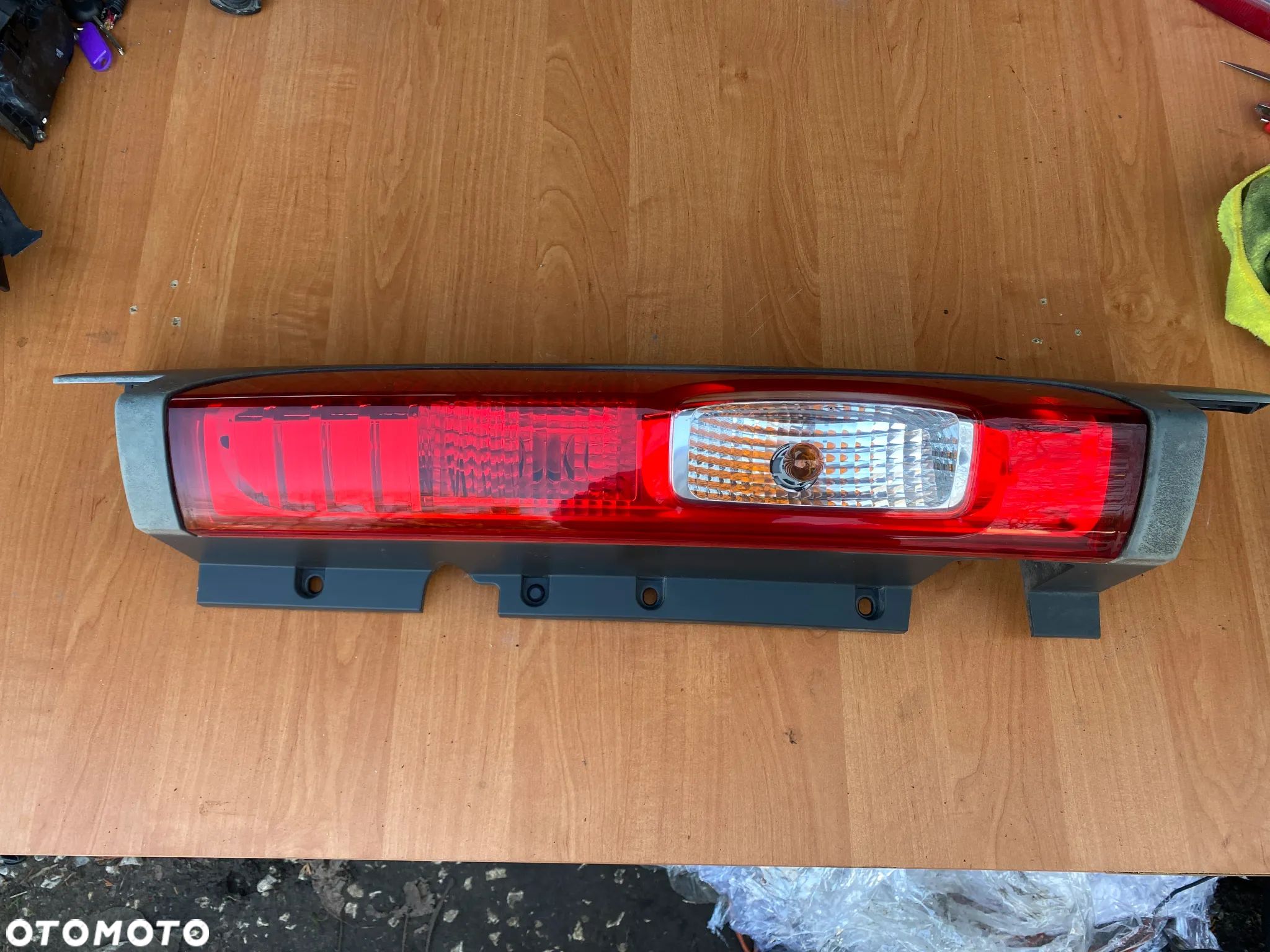 LAMPA TYLNA PRAWA RENAULT TRAFIC II OPEL VIVARO 93857722 - 1