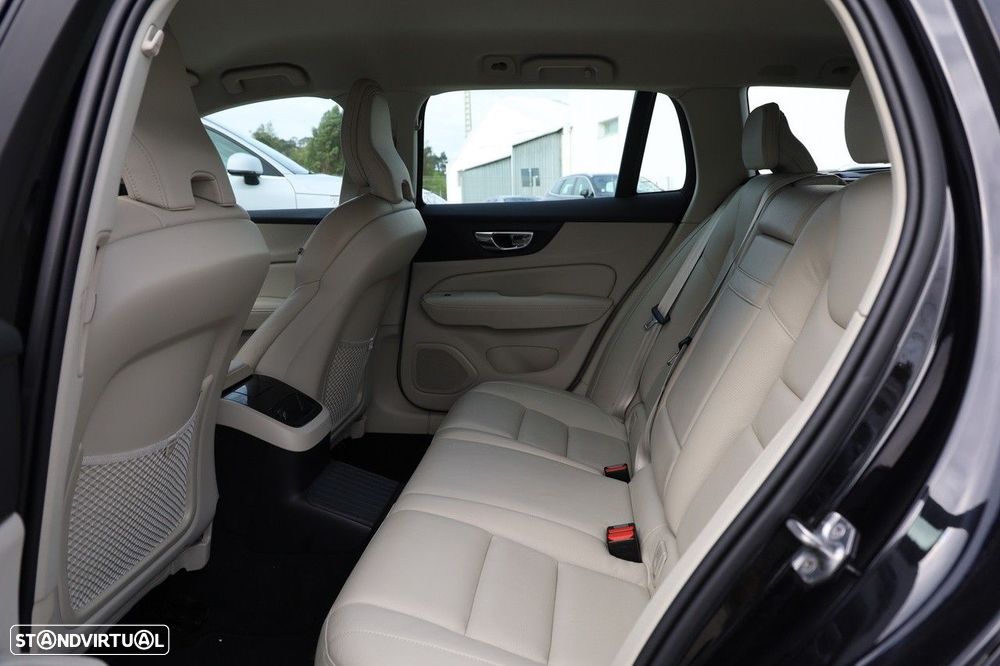 Volvo V60 2.0 T8 AWD TE Momentum Plus - 12