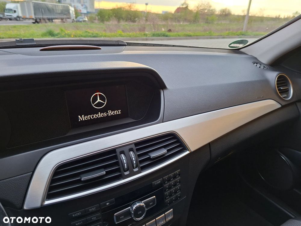 Mercedes-Benz Klasa C 180 CGI BlueEFFICIENCY Avantgarde - 29