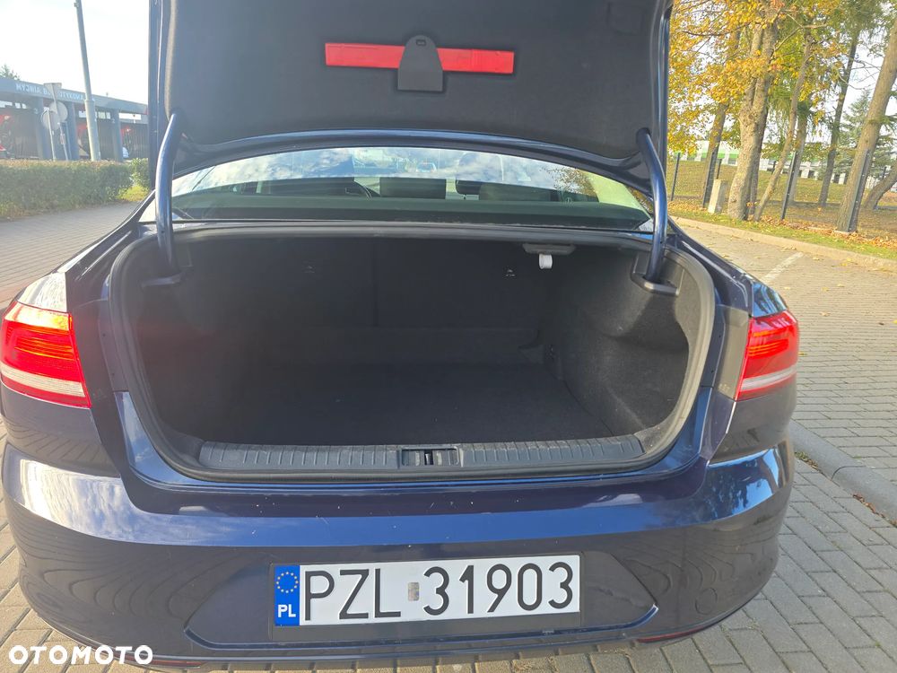 Volkswagen Passat - 10