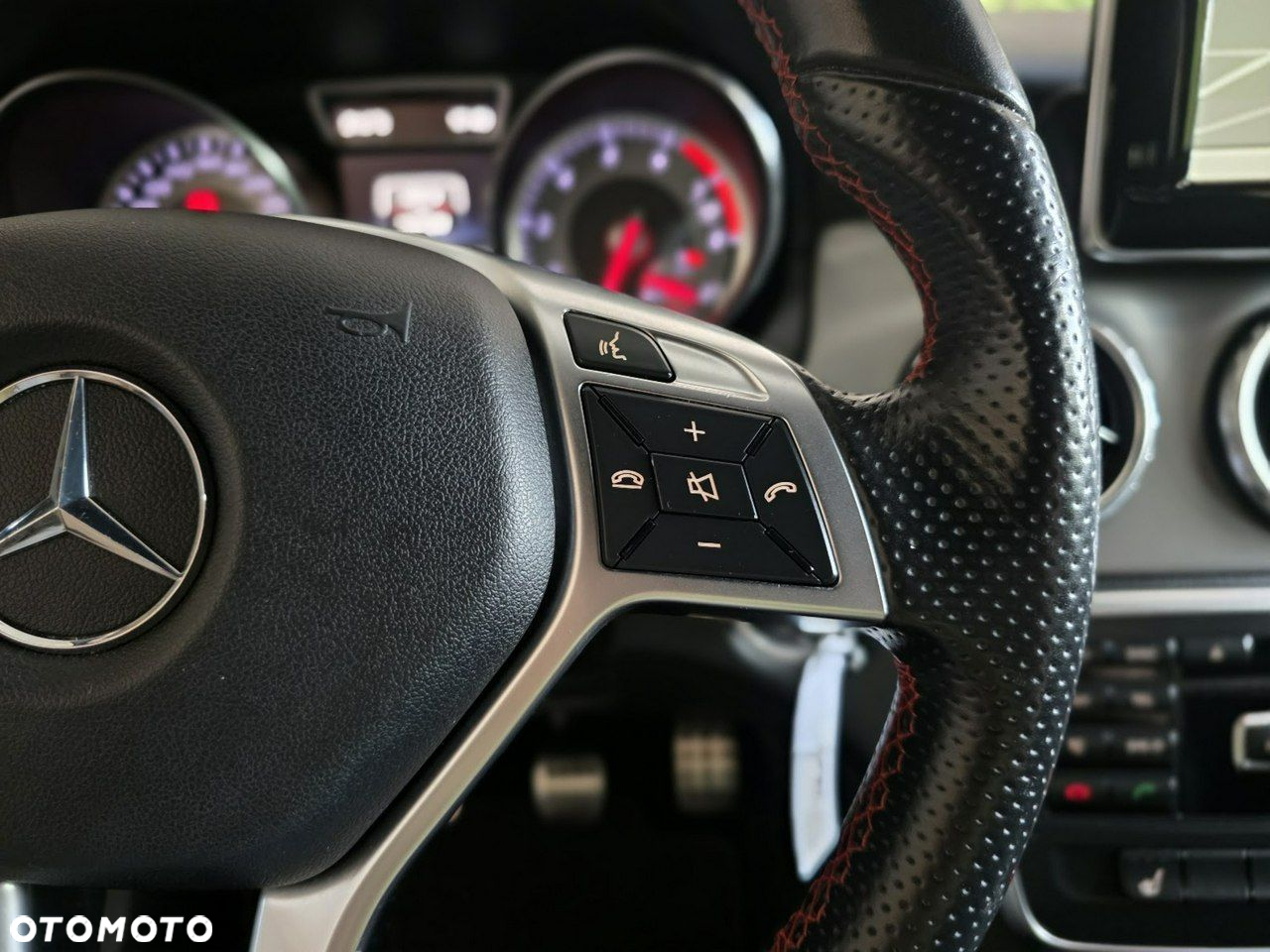 Mercedes-Benz GLA - 33