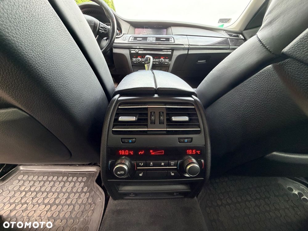 BMW Seria 7 750i - 8