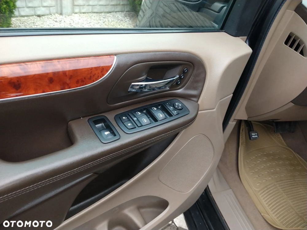 Chrysler Town & Country 3.6 Limited - 10