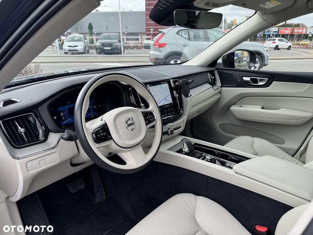 Volvo XC 60 B5 D AWD Plus Dark - 24