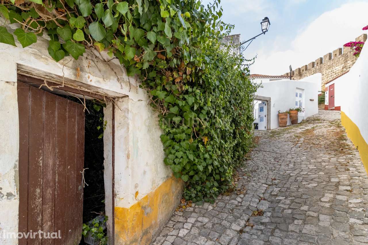 Moradia em ruína, dentro das muralhas em Óbidos - Grande imagem: 4/17