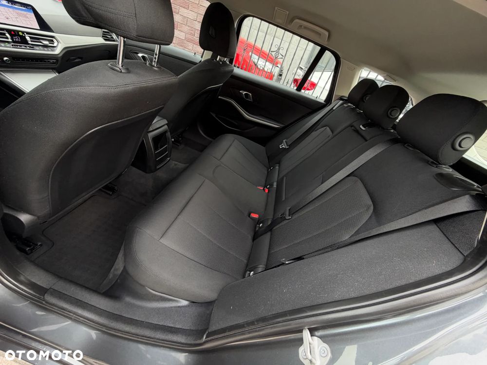 BMW Seria 3 318i Advantage - 34