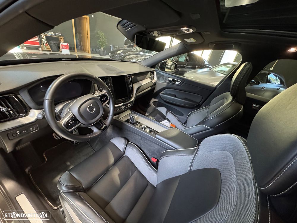 Volvo XC 60 2.0 T6 PHEV R-Design AWD - 24