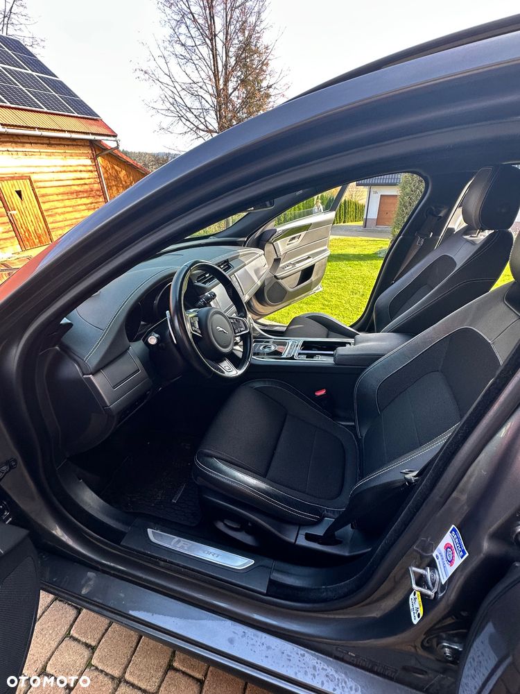 Jaguar XF 2.0 i4D R-Sport - 40
