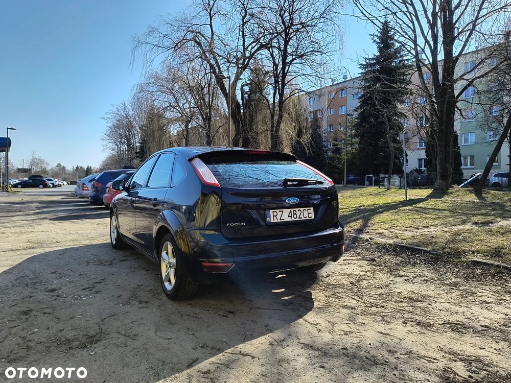 Ford Focus 1.6 Ambiente - 4