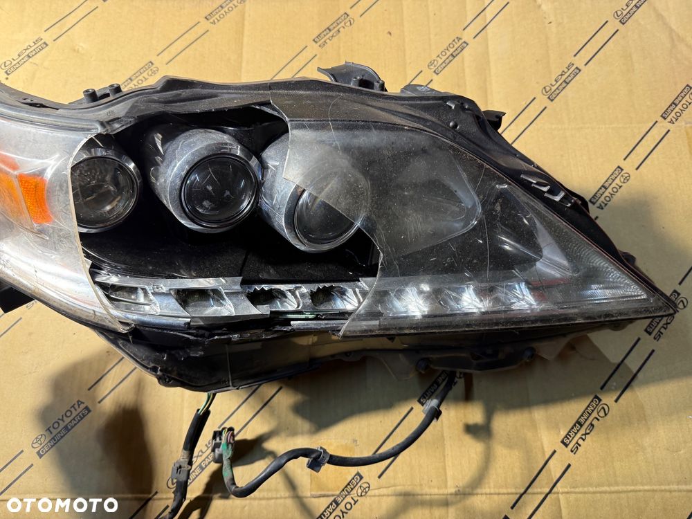 Lampa przednia prawa uszkodzona Lexus RX450h 12-15r. - 1