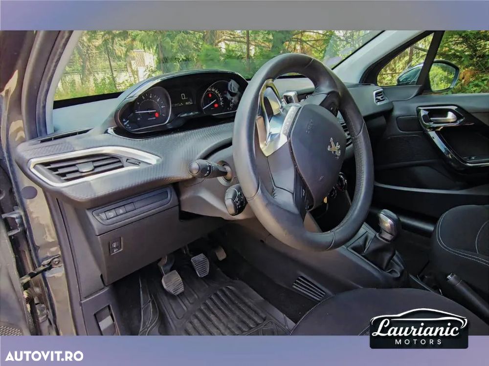 Peugeot 208 1.2 L PureTech Style - 25