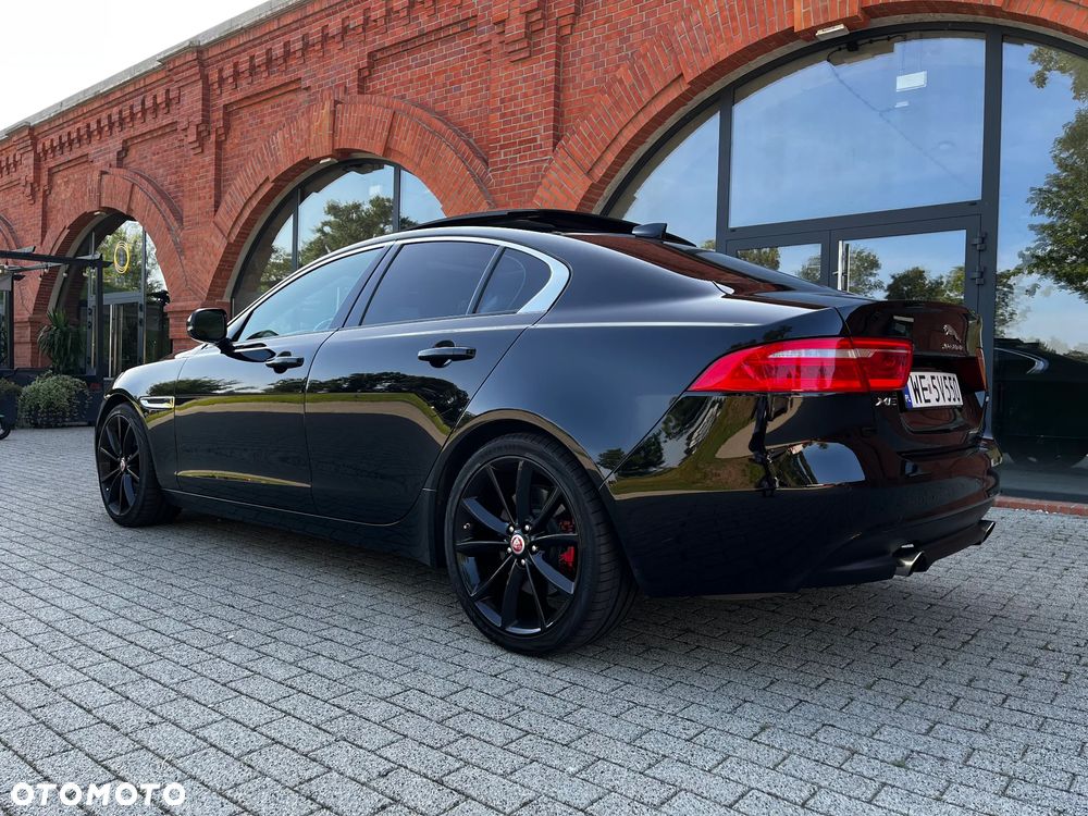 Jaguar XE 25t Prestige - 8