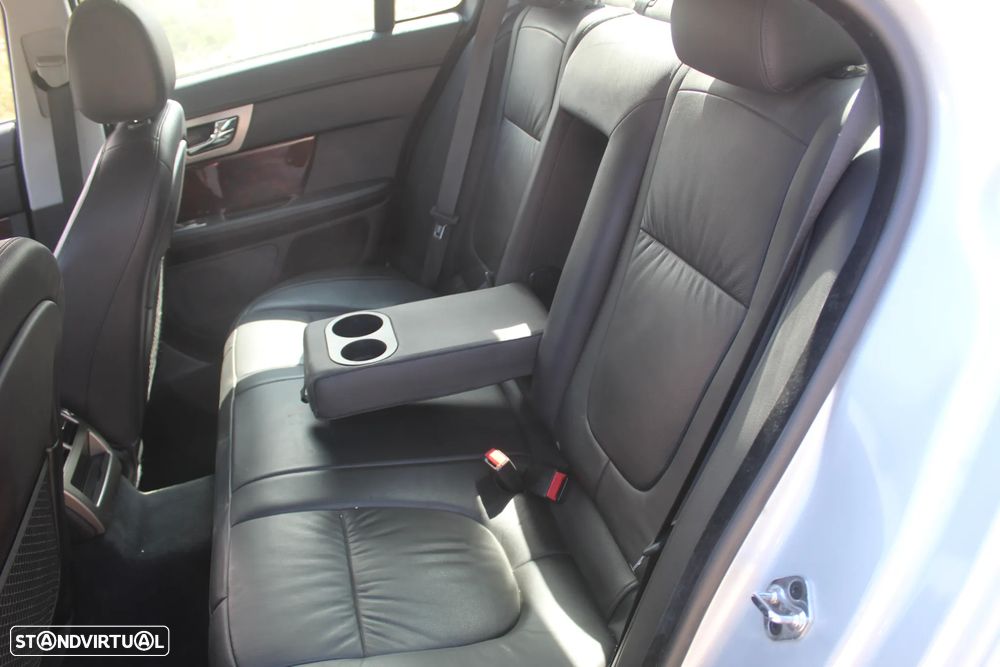Jaguar XF 2.7 V6 Luxury - 7