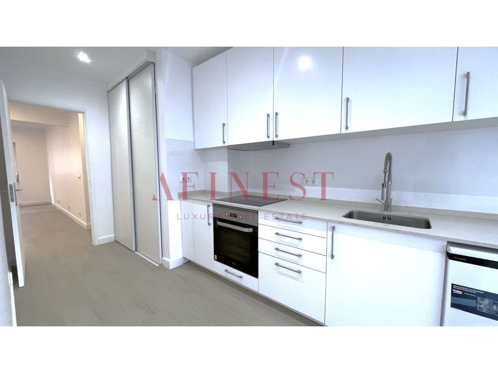 APARTAMENTO T4 COM GARAGEM, TOTALMENTE REMODELADO EM CAMPO DE OURIQUE - Grande imagem: 3/38
