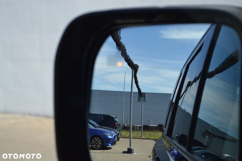 Land Rover Defender 110 D300 X-Dynamic SE - 32