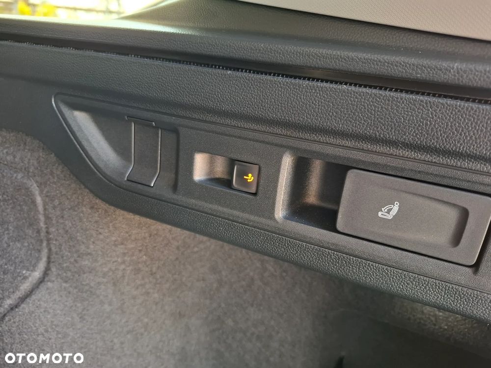 Volkswagen Passat Variant 2.0 TDI SCR DSG Elegance - 16