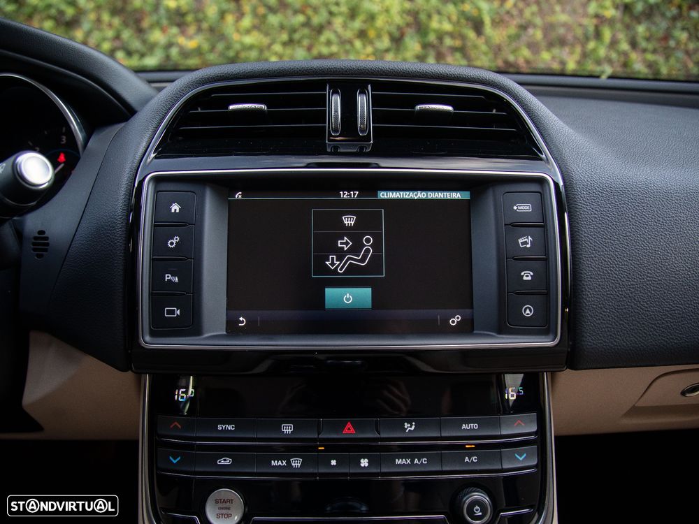 Jaguar XE 2.0 D Prestige - 31