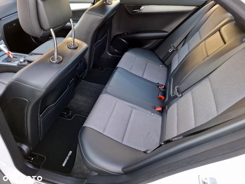 Mercedes-Benz Klasa C 180 CGI Automatik BlueEFFICIENCY Elegance - 30