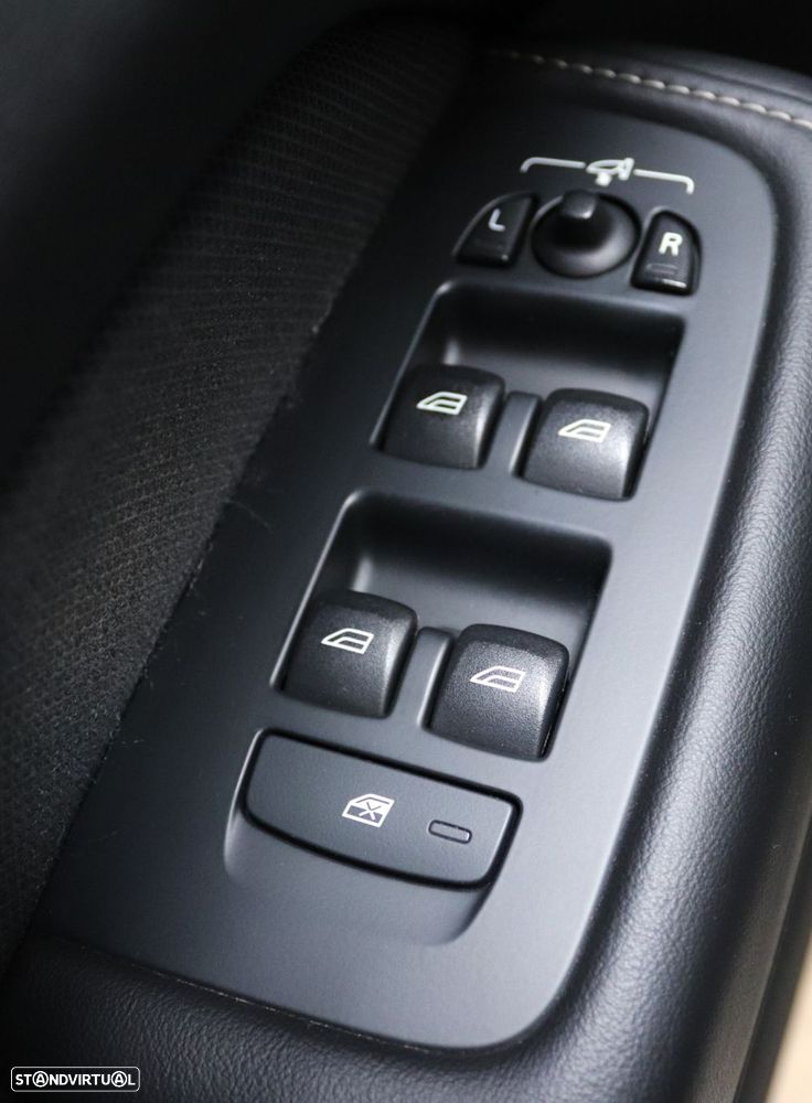Volvo XC 60 2.0 T6 PHEV R-Design AWD - 13