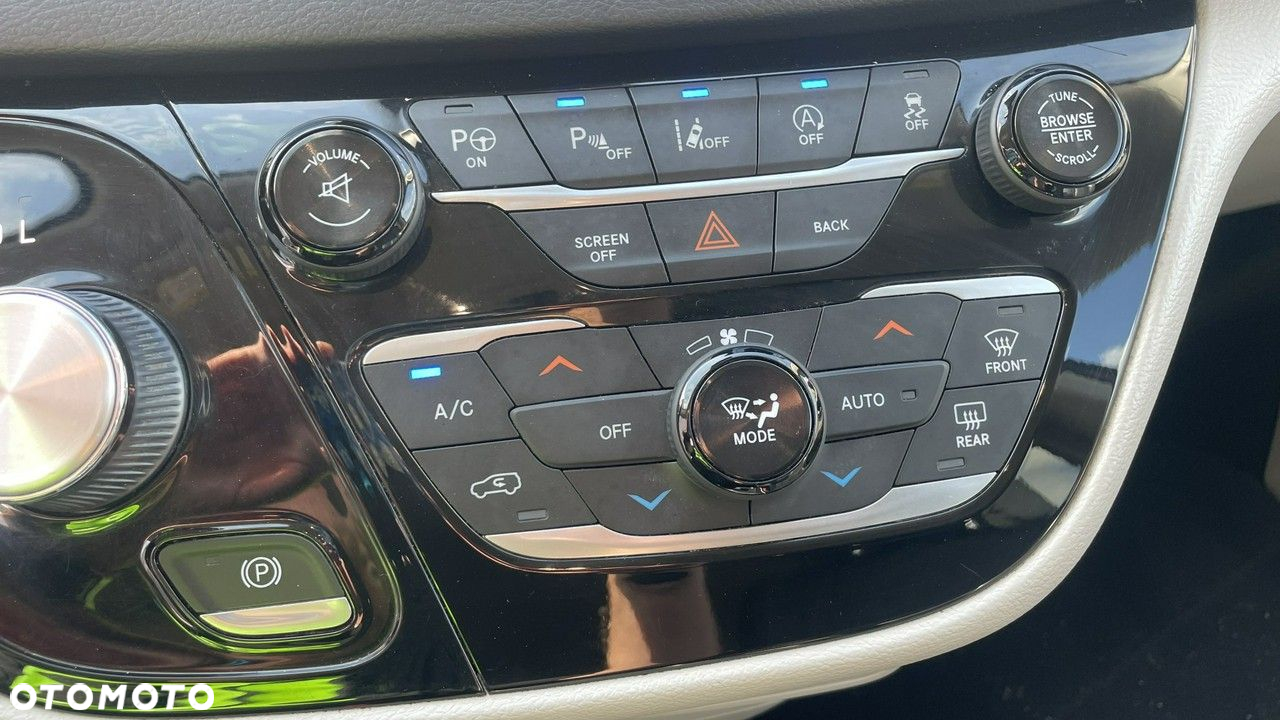 Chrysler Pacifica - 12