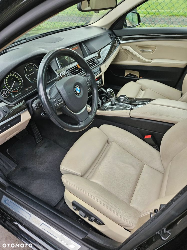 BMW Seria 5 525d xDrive - 12