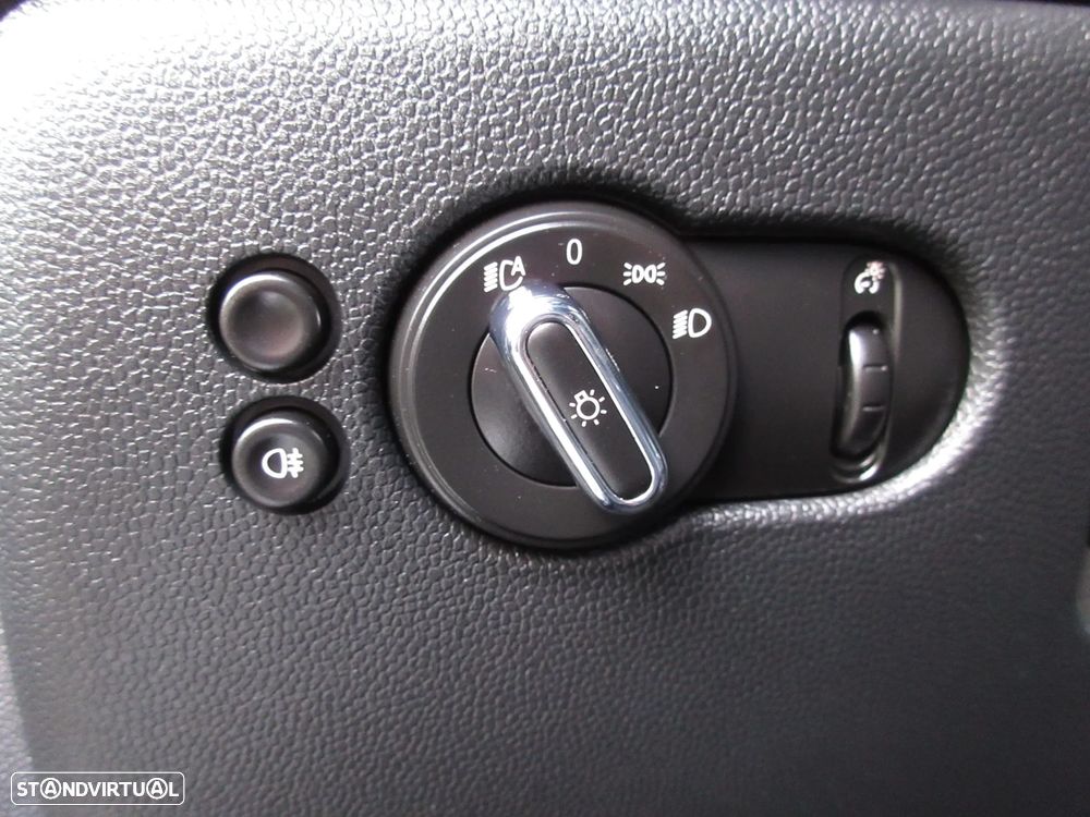MINI 3 Portas Cooper D Aut. - 24