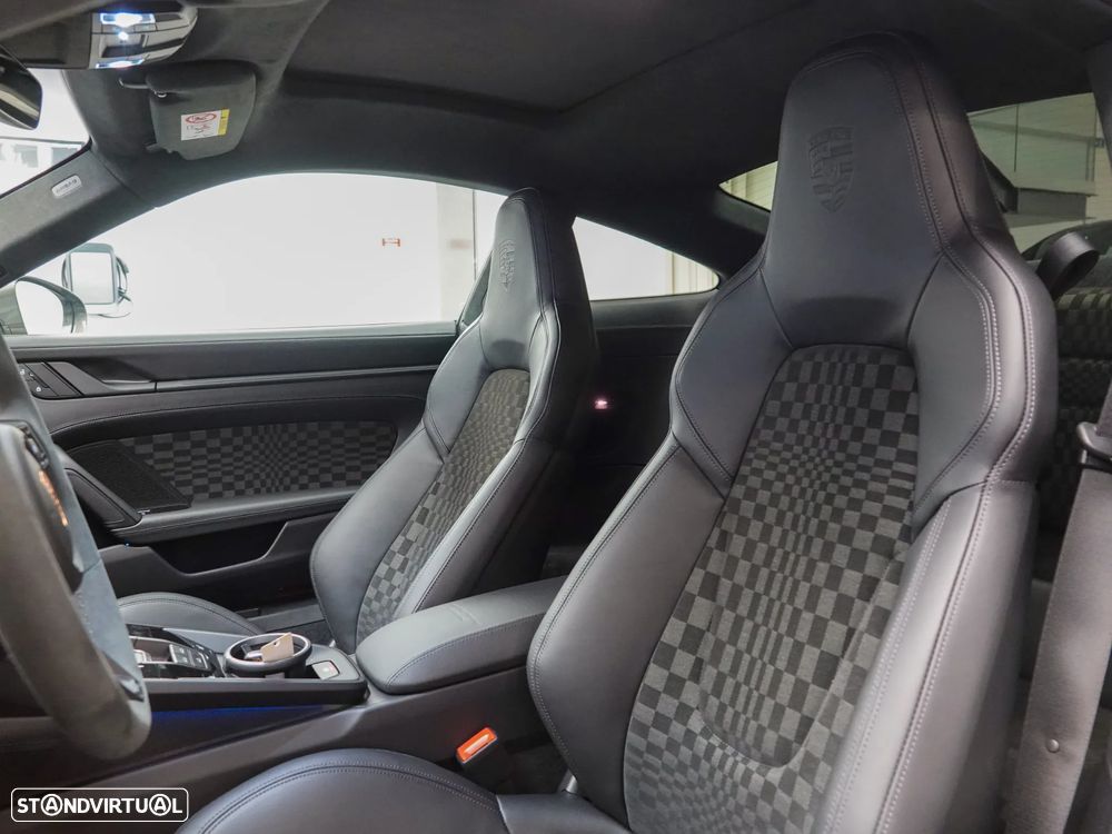 Porsche 911 (992) - 18