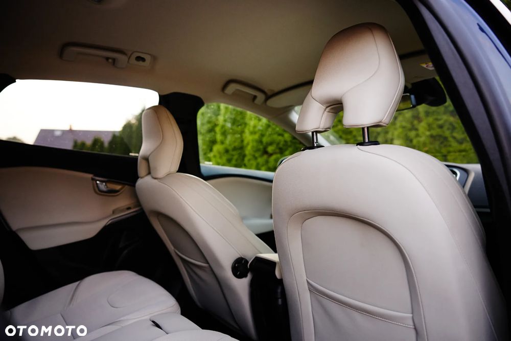 Volvo V40 Cross Country D2 Momentum - 32