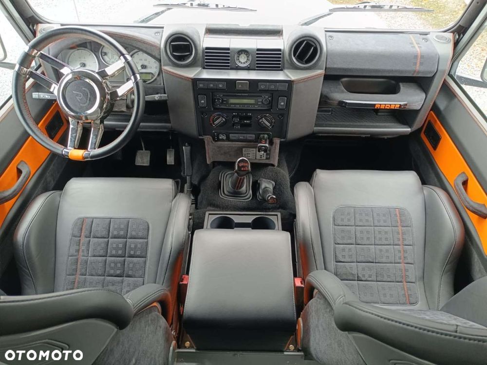 Land Rover Defender - 7